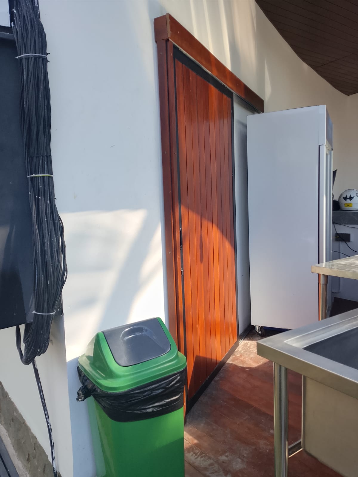 Pintu besi teralis