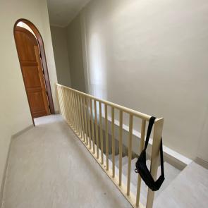 Spesifikasi material railling balkon Pipa 1.5 inc tebal 1.2mm Pipa 1 inc tebal 1.2mm Plat strip 5cm x 10mm Cat dasar epoxi Cat hitam dop Aksesories Jasa tukang dan Finishing Telepon / Wa 0811 3999 945 Workshop Bengkel Las Bali Jln. Cempaka 1 No 7AB Dalung Kuta Utara - Bali