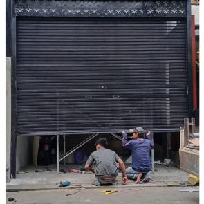 ROLLING DOOR FULL PERFORATED Material : - Bahan Galvalum - Tebal Slat 0.45mm - Finishing foder coating - Warna hotam doff Workshop Jl Cempaka I No 7AB Dalung Kuta Utara - Bali Telepon 0811 3999 945