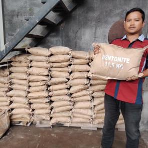 Semen bentonit baliAdalah bubuk konduktif berbahan dasar abu vulkanik yang berfungsi menurunkan resistensi tanah dan menjaga kelembapan di sekitar elektrodaBahan ini sangat penting dalam pemasangan penangkal petir atau sistem grounding (pembumian)Penggunaan di campur dengan airCocok untuk wilayah berpasir, kering, atau berbatuMembantu mencapai nilai tahanan tanah hingga di Bawah 5 ohmTersedia ukuran 25KgTelepon / Wa 0811 399 500