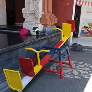 Mainan anak jungkat jungkit mainan yg cukup kuat untuk 4 anak sekaligus Spesifikasi dan material :Panjang 300cm besi UNP 12.5Tinggi 66cm besi pipa tebal 2mmLebar kaki 45cm besi pipa tebal 1.8mmSandaran 23×46 cmPegangan pipa besiLaker 6cmTelepon / Wa 0811 3999 945Workshop Jln. Cempaka 1 No 7AB Dalung Kuta Utara - Bali